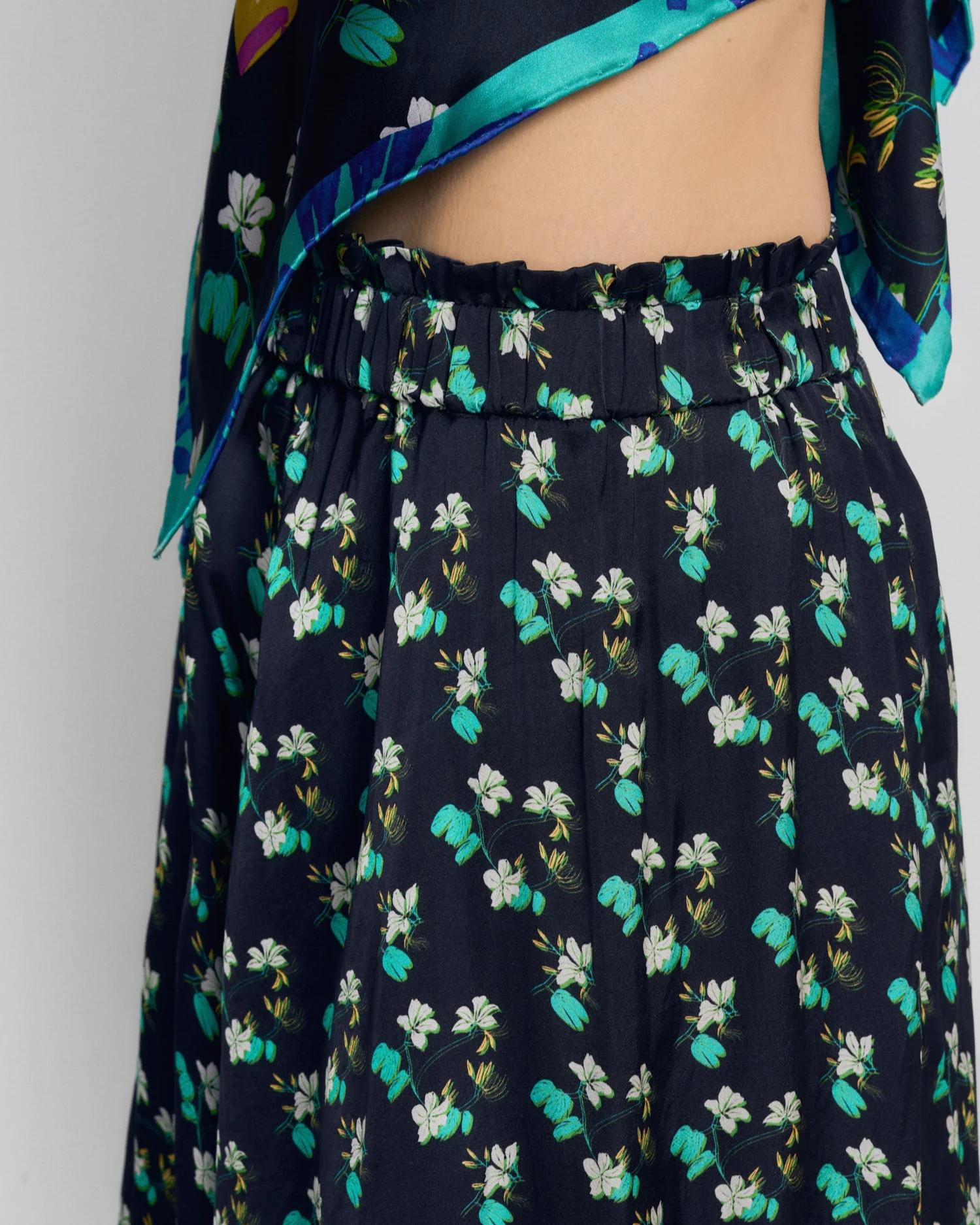 "Beach Blossom" Satin Midi Skirt -Black - Image 7